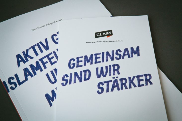 Aktuelle Stellenausschreibungen bei CLAIM: Gesucht wird ein/e Kommunikationsmanager*in und ein/e Projektmanager*in